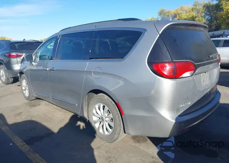 2017 Chrysler Pacifica Touring-L из США, поврежденный, VIN 2C4RC1BG9HR523890